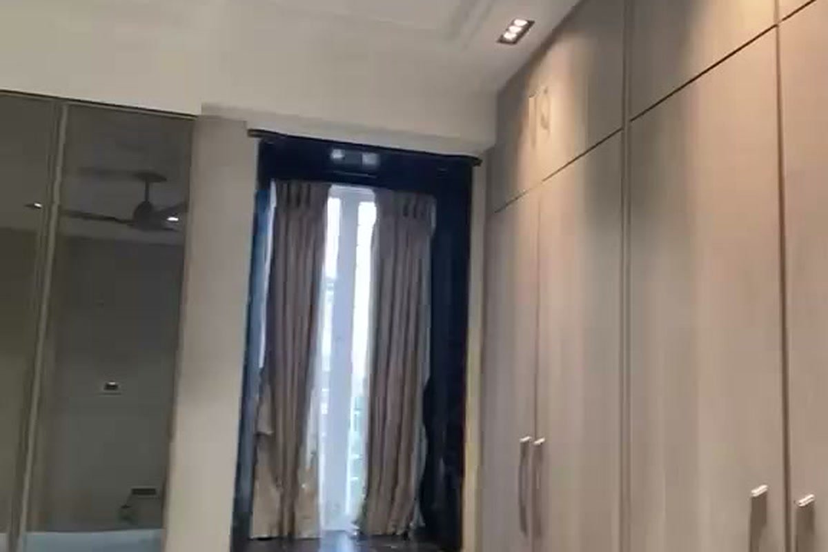Hinged wardrobe with mirrored panel: a design reference